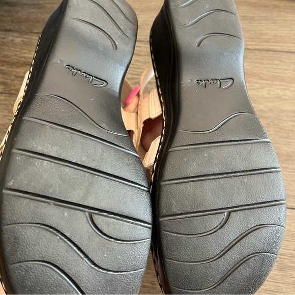 Beige cream three strap clarks sandal - Picture 4 of 7